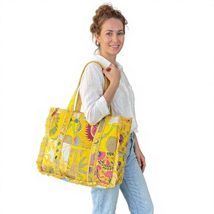 Sac fourre-tout de luxe en coton matelassé de style vintage, couleur unie, 18x16x6 pouces, fermeture à glissière, avec broderie et chaînes, provenant du Rajasthan - Product Image 1