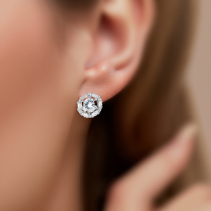 Orecchini a perno rotondi bianchi con zirconi E2778, montatura a griffe, design floreale, gioielli da sposa da donna, in lega - Product Image 2