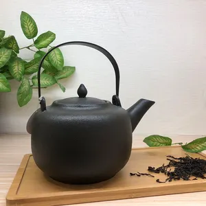 日式陶瓷哑光黑铁釉传统瓷茶壶出售，带铁柄