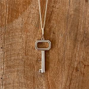 Collar con Colgante de Llave Gruesa, Plata de Ley 925, Joyería Minimalista para Mujer, Collar con Dije de Llave Geométrica Audaz, Regalo - Product Image 5