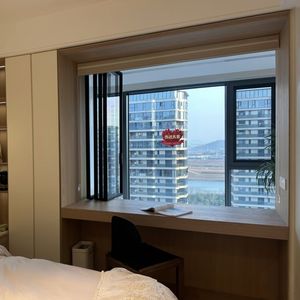 Fenêtre pliante moderne en aluminium et <span class=keywords><strong>PVC</strong></span> de haute qualité pour chambre à coucher, avec rebord durable, idéale pour appartement - Product Image 2