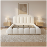Ensemble de meubles de chambre à coucher de luxe personnalisé, moderne et durable, avec cadre en bois, lit Queen/King en tissu crème, pour villa et appartement