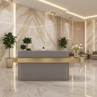 Comptoir de réception moderne en bois massif/MDF à lattes roses, durable et écologique, avec bande dorée, pour hall d'entrée/bureau