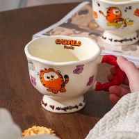 Article de collection : Tasse en céramique Garfield Family avec glaçure brillante et poignée colorée, idéale pour les fans.