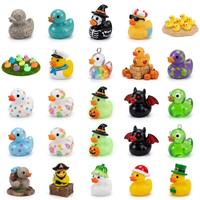 Jouets en gros assortis avec des canards lumineux à couronne, pots et jardinières en résine, miniatures, animaux porte-bonheur, décorations de Noël