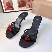 QuiteS 2025 Nouvelle Mode Talons Hauts Perles Pendentif Cerise Noirs Talons Aiguilles Ouverts à l'Arrière Chaussures pour Femmes