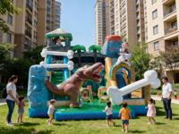   Structure de jeu combinée à thème dinosaure avec toboggan et parcours d'obstacles, aire de jeux d'aventure préhistorique multi-activités pour enfants, pour fêtes et usage commercial