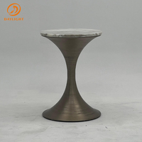 Table basse de décoration intérieure au design magnifique, pieds en laiton et plateau en marbre blanc, table en marbre d'intérieur, vente chaude