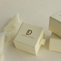 Boîte à montre rectangulaire rigide de luxe personnalisée avec tiroir coulissant, intérieur en velours, matériaux recyclés, finition mate et gaufrage