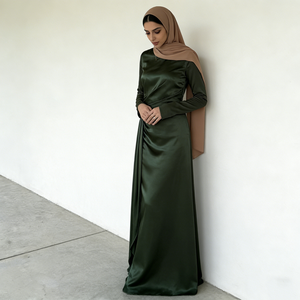 Robes musulmanes pour femmes en satin vert foncé à manches longues asymétriques plissées longueur au sol douces lisses élégantes formelles pour tous les jours - Product Image 4