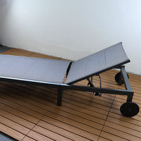 Chaise longue d'extérieur avec siège en toile, dossier réglable, roues, structure en métal noir pour piscine et patio