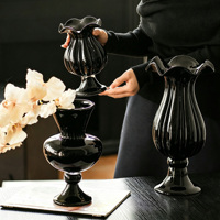 Vase en verre noir rétro français, vase sur pied de style Fenton en forme de lampe, élégant récipient en verre pour fleurs, pour la décoration florale de la maison