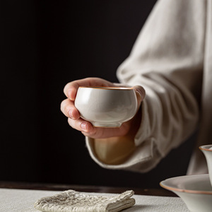 Taza de Té de Cerámica Ru Kiln, Color Beige, Taza Individual para Degustación de Kung Fu, Taza Luohan de Porcelana Hecha a Mano, Regalo del Condado de Dehua - Product Image 1