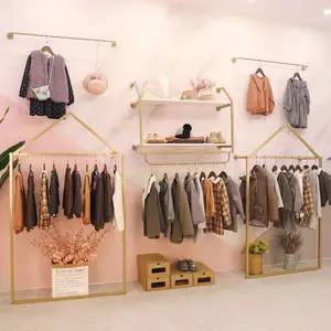 Soporte de exhibición de Metal para tienda de ropa, estante colgante de diseño de Interior, montado en la pared, dorado