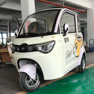 Mini <span class=keywords><strong>tricycle</strong></span> électrique fermé <span class=keywords><strong>pour</strong></span> passagers, 3 places, 60 V, 1000 W, 2 portes, destiné au transport urbainquotidiens. - Product Image 1