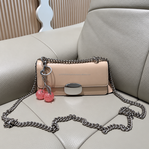 Sac bandoulière en cuir véritable pour femme, sac à main Chach, sac à chaîne signature Eliza, sac avec breloque cerise - Product Image 5