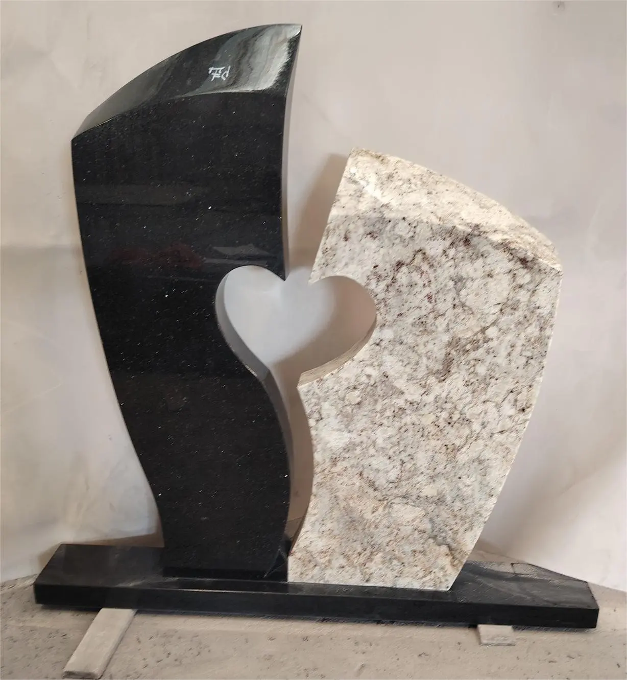 Pietra tombale in granito a forma di cuore unico monumento bella pietra tombale a forma di cuore fatta di due tipi di granito
