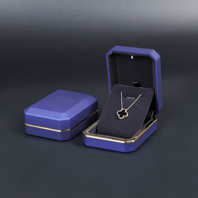 สร้อยคอสีฟ้า