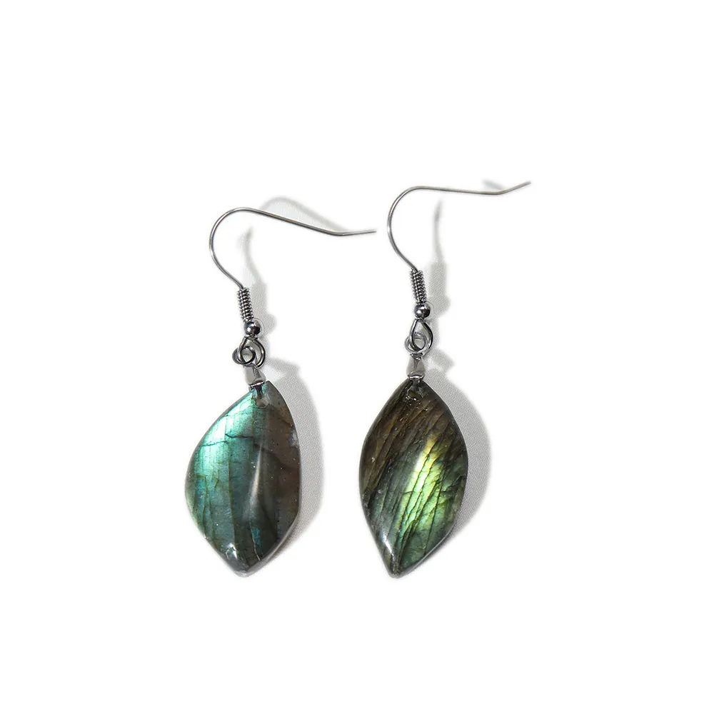 หินคริสตัลธรรมชาติ Labradorite แสงสีทองการรักษารูปร่างพลอยงานฝีมือต่างหูเครื่องประดับหญิง