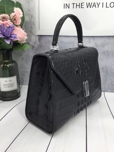 Sac à main en cuir de crocodile noir - poignée unique - sac bandoulière convertible pour femme - pour usage quotidien - Product Image 1