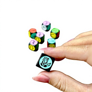 Dés hexagonaux en plastique moulés sur mesure uniques avec des designs classiques et modernes pour les concepteurs de jeux de société adaptés aux enfants - Product Image 1