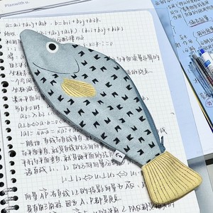 Estuche de lápices en forma de pez creativo de felpa al por mayor, estuche de papelería duradero con cremallera, organizador de bolígrafos novedoso para estuche de lápices escolares - Product Image 4