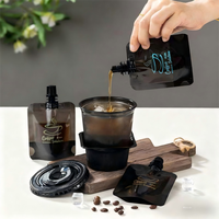 Sacs à bec liquide noirs 50-100ml personnalisables. Autoportants, imperméables pour portions de café et vente à emporter.