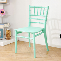 Chaises de fête pour enfants de style nordique, table en plastique rose pour enfants et chaises en plastique bambou pour événements