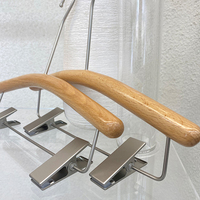 Cintres en bois pour enfants, crochet métallique avec clip antidérapant, produits de luxe, fabrication chinoise, vente en gros,