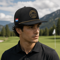Casquette de golf snapback personnalisée noire à 5 panneaux avec chaîne dorée, patch brodé rond et perforations laser, OEM