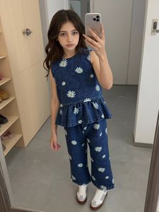 ชุดเสื้อผ้าเด็กผู้หญิงฤดูร้อนปี 2026 เสื้อคอกลมแขนกุดลายดอกเดซี่ กางเกงยีนส์ขายาว ชุดสองชิ้น ชุดเสื้อผ้าเด็กผู้หญิง 3-7 ปี - Product Image 2