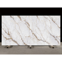 DCT ST822 Dalle de quartz moderne de luxe veinée or, veines or-taupe, écologique, antimicrobienne, durable, personnalisable pour cuisine et hôtel