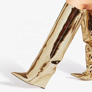 Botas Altas de Cuero Patentado con Logotipo Personalizado para Mujer, Botines de Diseñador con Tacón de Cuña, Botas Largas Metálicas Doradas, Zapatos Sexys con Punta Puntiaguda - Product Image 2