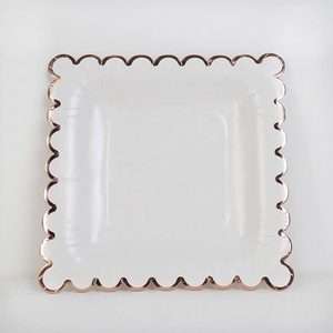 Assiettes en papier blanches jetables <span class=keywords><strong>de</strong></span> luxe <span class=keywords><strong>de</strong></span> 9 pouces carrées et rondes pour le dîner et le service <span class=keywords><strong>de</strong></span> tasses lors des fêtes d'<span class=keywords><strong>anniversaire</strong></span> et <span class=keywords><strong>de</strong></span> <span class=keywords><strong>mariage</strong></span> - Product Image 1