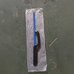 Mini sierra de arco compacta para cortar metal, herramienta manual de dientes finos para uso en bricolaje - Product Image 1