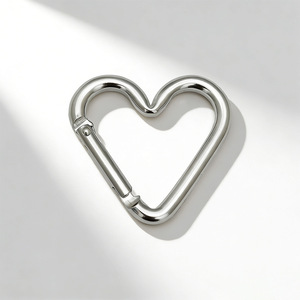Accesorio minimalista de aluminio con forma de corazón para llavero, para bolsos pequeños, chapado en K blanco - Product Image 2