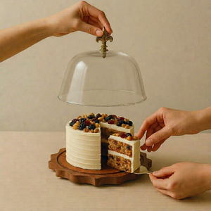 Plateau de service à dessert en bois festonné de luxe Decostyle avec dôme en verre et poignée en laiton Fleur de Lys, en acacia, lavable à la main - Product Image 2