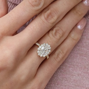 Một Đẹp 2 Tông Nhẫn Đính Hôn Với 2ct Hình Bầu Dục Moissanite Trong Quầng Với Vai 14K Vàng Nhẫn Trang Sức - Product Image 2