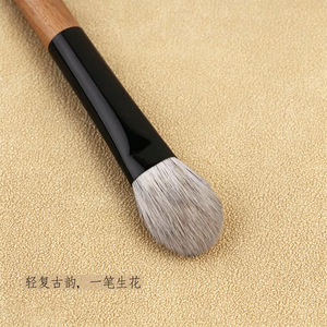 Brocha de maquillaje de pelo animal con mango de madera para iluminar y fijar el maquillaje, de un solo uso. - Product Image 1