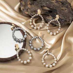 Boucles d'oreilles pendantes en perles d'eau douce de style baroque Clou d'oreille tendance avec breloque porte-bonheur et anneau de perles inclus - Product Image 1