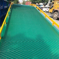 Rampe de quai hydraulique mobile en acier robuste et durable avec garde-corps pliables pour la manutention en usine, entrepôt et restaurant