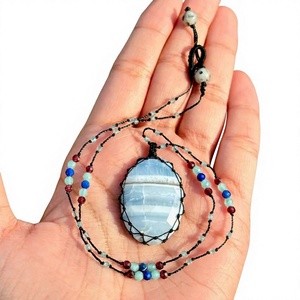 Colgante de Regalo Hecho a Mano con Red de Macramé de Encaje Azul y Piedra Redonda Budista Certificada por IGI, Venta al por Mayor - Product Image 1