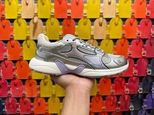 La dernière tendance est un style de chaussure de sport pour homme luxueux qui combine la mode et le style branché et comprend un design de skateboard pour l'extérieur. - Product Image 2