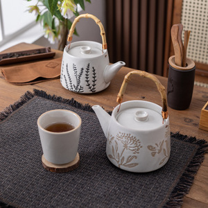 Théière en céramique rustique avec infuseur à thé, motif feuilles fait main, pour le thé de l'après-midi et les moments de détente - Product Image 5