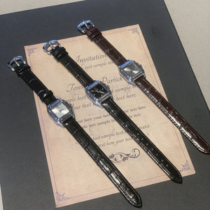 Nouvelle montre carrée fine en cuir vintage française, exquise et minimaliste, pour femme, noire et dorée, idéale pour le quotidien - Product Image 5