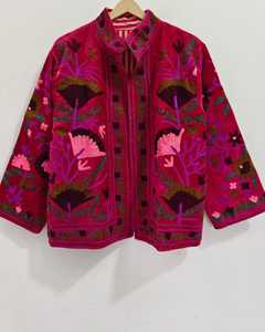 Chaqueta uzbeca bordada a mano con diseño floral Suzani en terciopelo rosa, abrigo bohemio de invierno para mujer, ropa exterior de boutique de la India. - Product Image 4