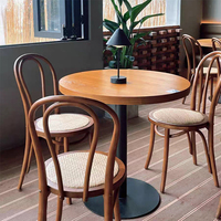 Table de restaurant commerciale contemporaine avec plateau en bois de noyer et base en métal doré brossé, pour café et hôtel, mobilier personnalisé OEM ODM