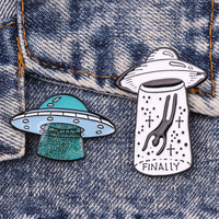 Nouvelle Arrivée Épingles de Revers en Métal Peintes Motif Dessin Animé Vente en Gros Broche Décorative Alien Navette Spatiale Personnalisée Mignonne en Émail Souple Scintillant OVNI