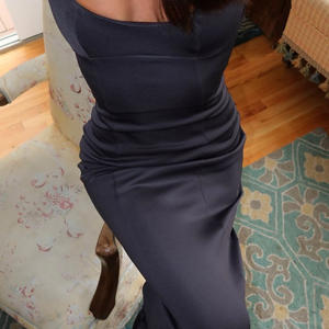 فستان سهرة طويل أنيق وعصري بحمالات متقاطعة للتحكم في البطن بلون أسود صلب عالي الجودة - Product Image 3