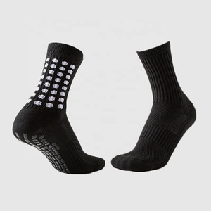 Venta al por mayor de calcetines de agarre atléticos personalizados para los hombres de alta calidad negro blanco tripulación antideslizante deporte fútbol calcetines con logotipo temporada primavera - Product Image 4